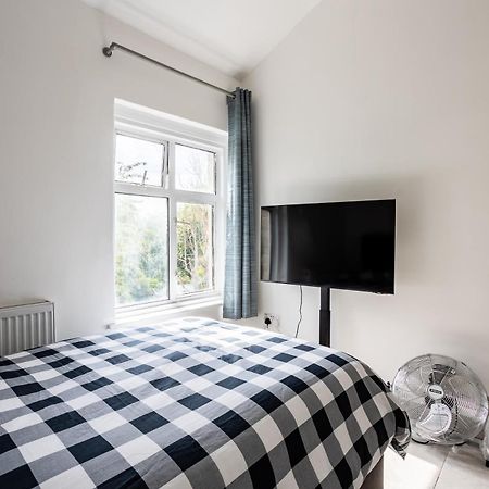 4 Bedroom House With Garden, Parking & 3 Mins Walking Distance From Train Station London Ngoại thất bức ảnh