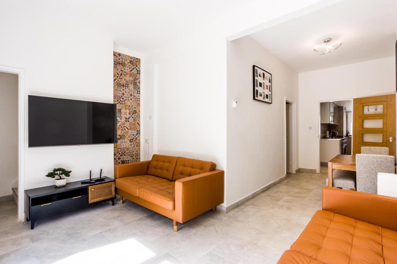 4 Bedroom House With Garden, Parking & 3 Mins Walking Distance From Train Station London Ngoại thất bức ảnh
