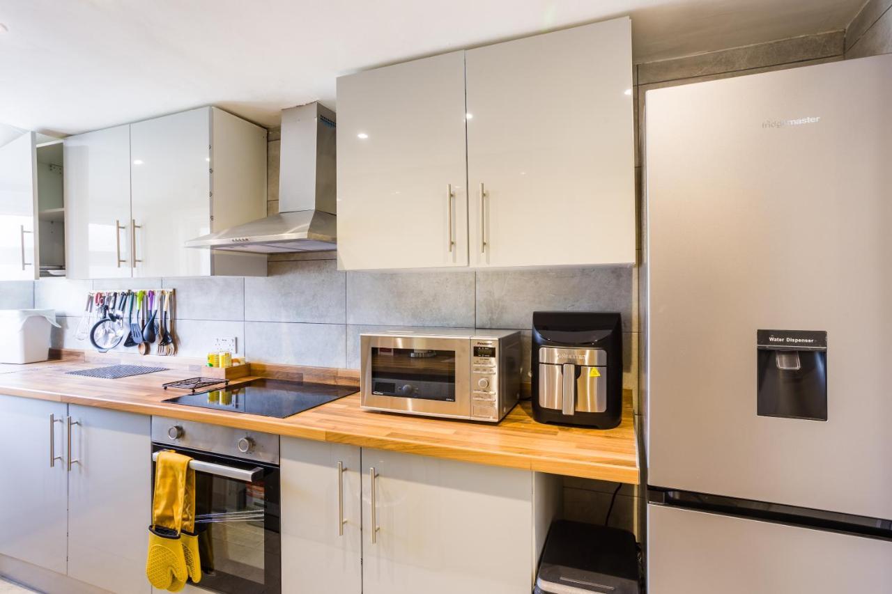 4 Bedroom House With Garden, Parking & 3 Mins Walking Distance From Train Station London Ngoại thất bức ảnh
