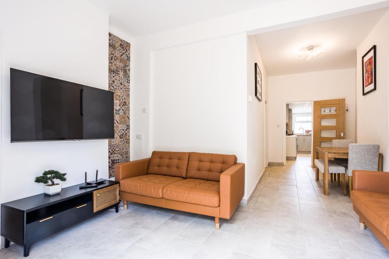 4 Bedroom House With Garden, Parking & 3 Mins Walking Distance From Train Station London Ngoại thất bức ảnh
