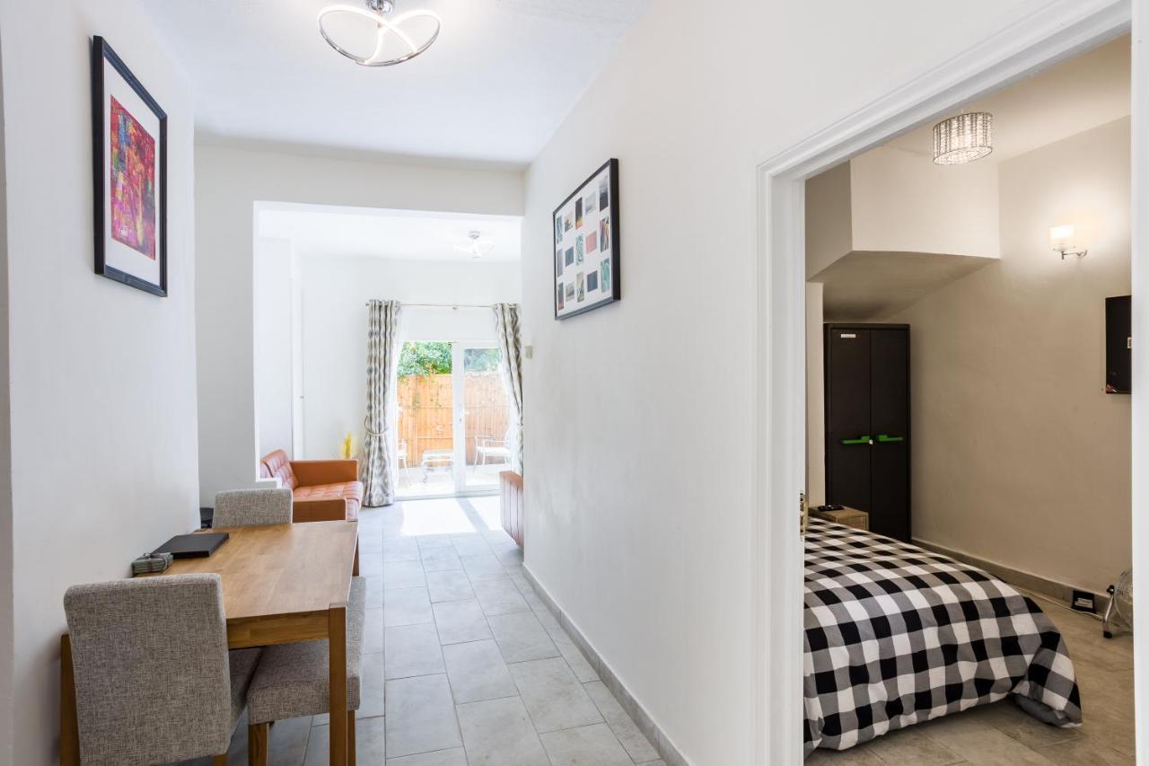 4 Bedroom House With Garden, Parking & 3 Mins Walking Distance From Train Station London Ngoại thất bức ảnh