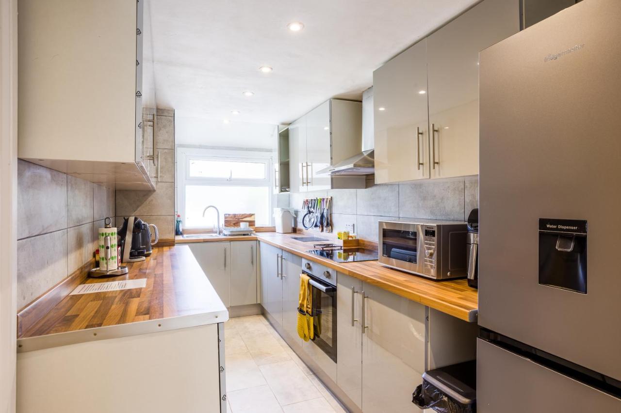 4 Bedroom House With Garden, Parking & 3 Mins Walking Distance From Train Station London Ngoại thất bức ảnh