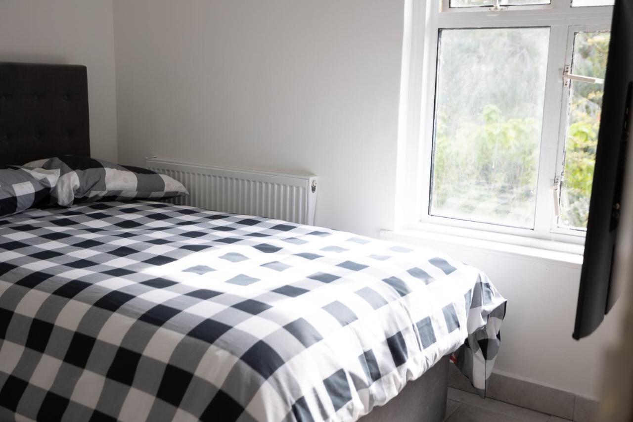 4 Bedroom House With Garden, Parking & 3 Mins Walking Distance From Train Station London Ngoại thất bức ảnh