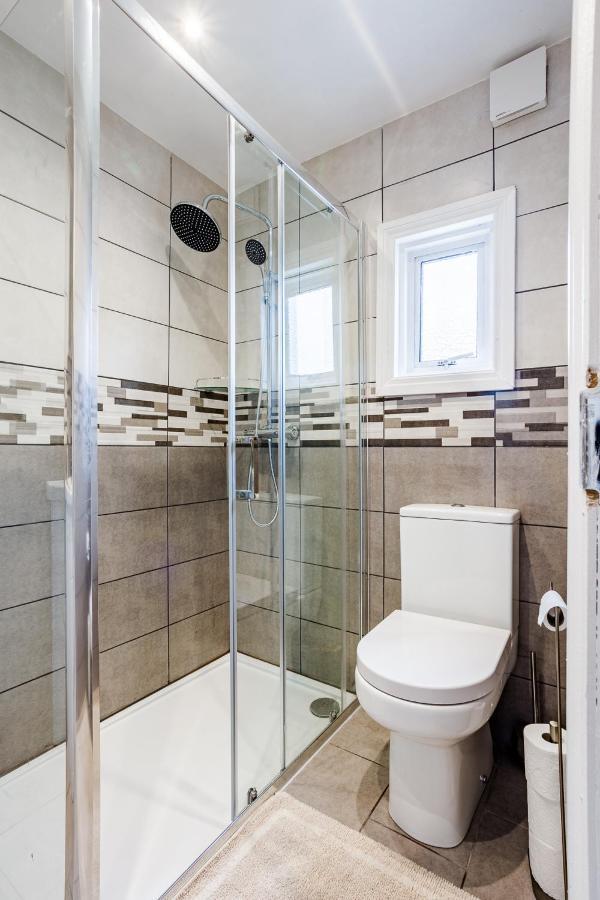 4 Bedroom House With Garden, Parking & 3 Mins Walking Distance From Train Station London Ngoại thất bức ảnh