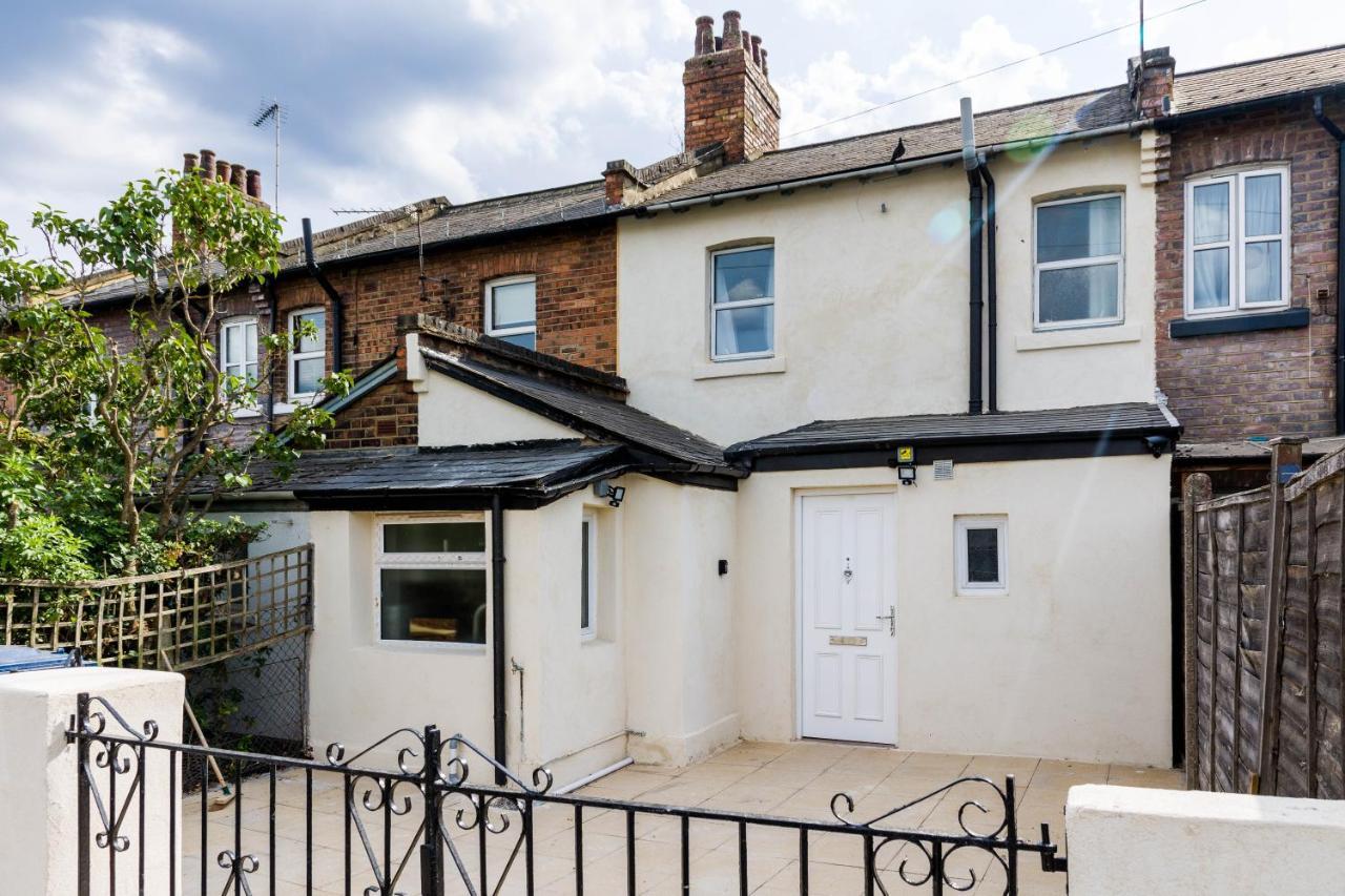 4 Bedroom House With Garden, Parking & 3 Mins Walking Distance From Train Station London Ngoại thất bức ảnh