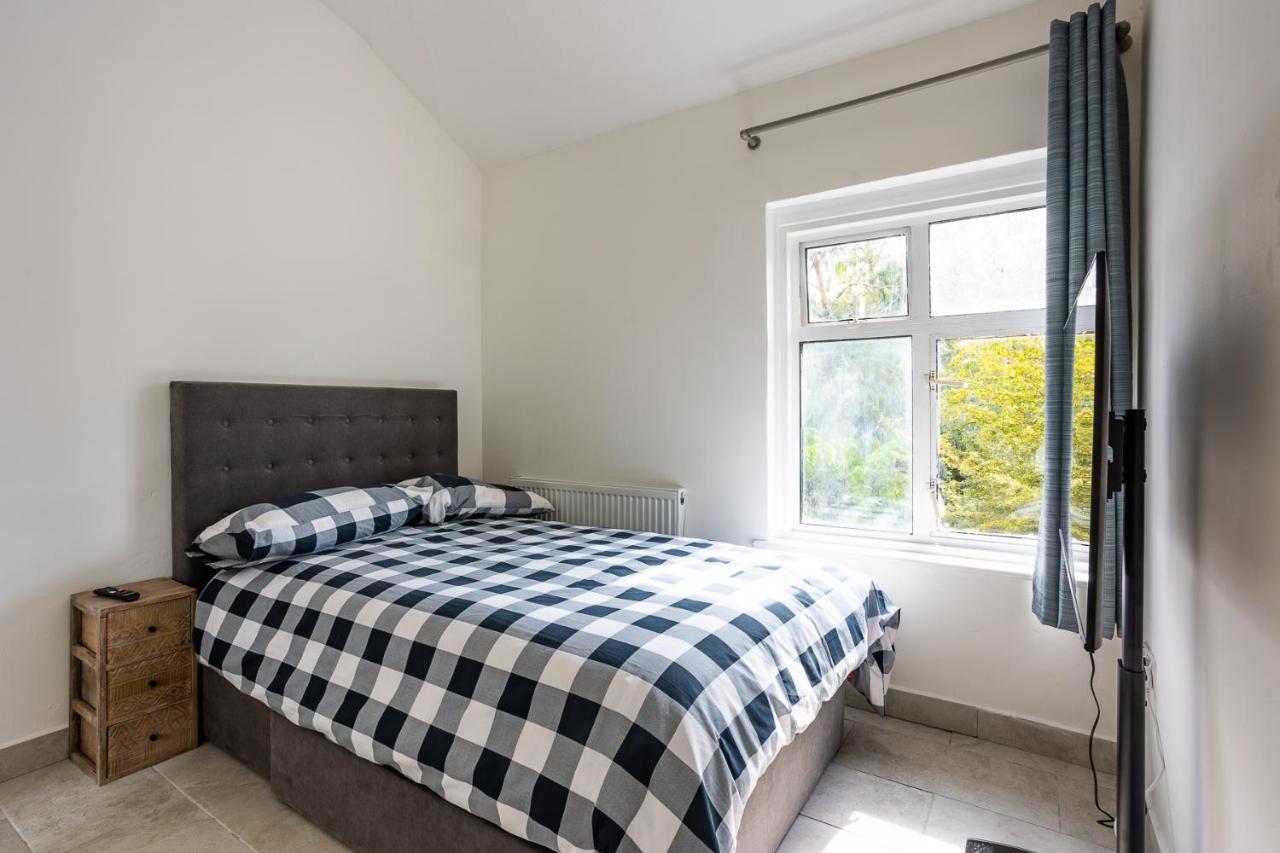 4 Bedroom House With Garden, Parking & 3 Mins Walking Distance From Train Station London Ngoại thất bức ảnh