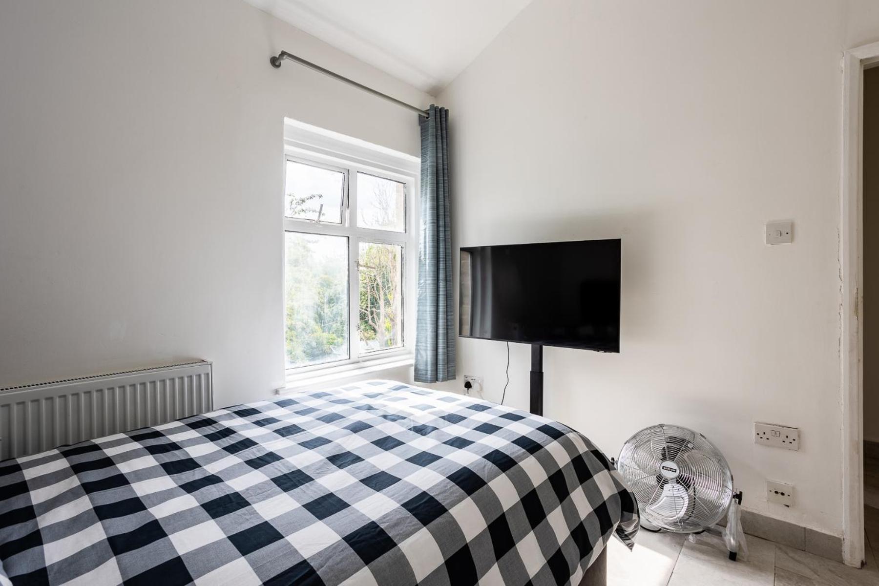 4 Bedroom House With Garden, Parking & 3 Mins Walking Distance From Train Station London Ngoại thất bức ảnh